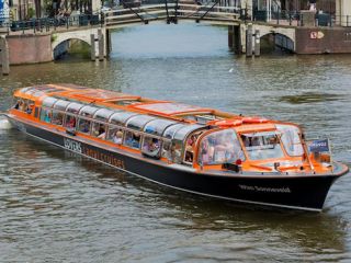 Die Reederei Plas bietet günstige Grachtenfahrten in Amsterdam vom Damrak nahe zum Hauptbahnhof Reederei Plas günstigste Grachtenfahrt Amsterdam Damrak Hauptbahnhof