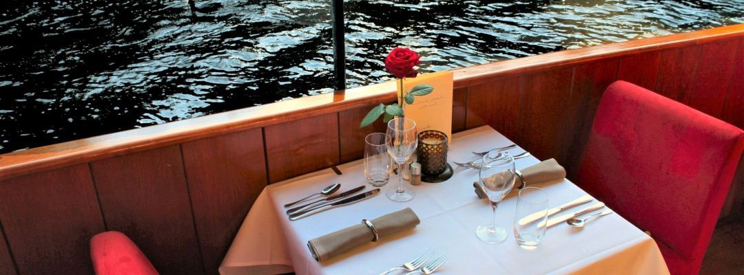 In Amsterdam gibt es Bootstouren mit Essen auf den Grachten sowie die Pizza Cruise das Pfannkuchenschiff oder die Dinner Cruise Amsterdam Bootstour mit Essen Pizza Cruise Pfannkuchenschiff Dinner Cruise