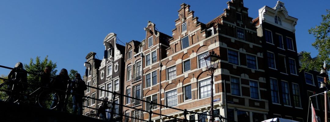 In Amsterdam kann man viele verschiedenen Bootsfahrten machen, Grachtenfahrten und auch Hafenfahrten Amsterdam Bootsfahrten Grachtenfahrten Hafenfahrten
