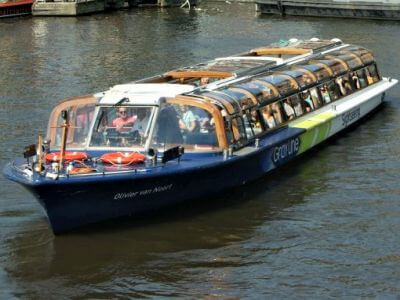 Bootsfahrt-Amsterdam-im-grossen-Grachtenboot-Busboot-Rundfahrtboot.jpg