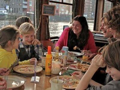 Schlemmer-Bootsfahrt Amsterdam Grachtenfahrt mit Pizza Pfannkuchen oder schickem Abendessen an Bord