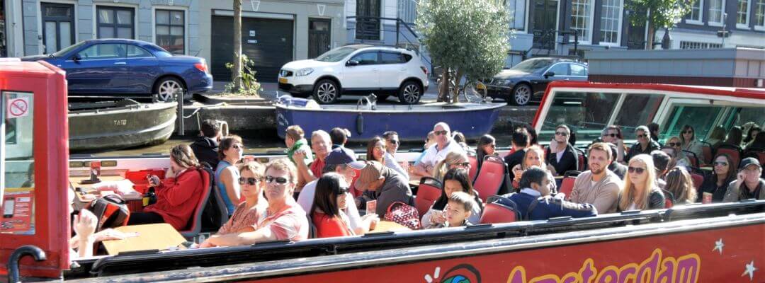 Bei einer hop on hop off Grachtenfahrt in Amsterdam fahren Sie unbeschränkt auf den Grachten miet einem Rundfahrtboot hop on hop off Grachtenfahrt Amsterdam Grachten Rundfahrtboot